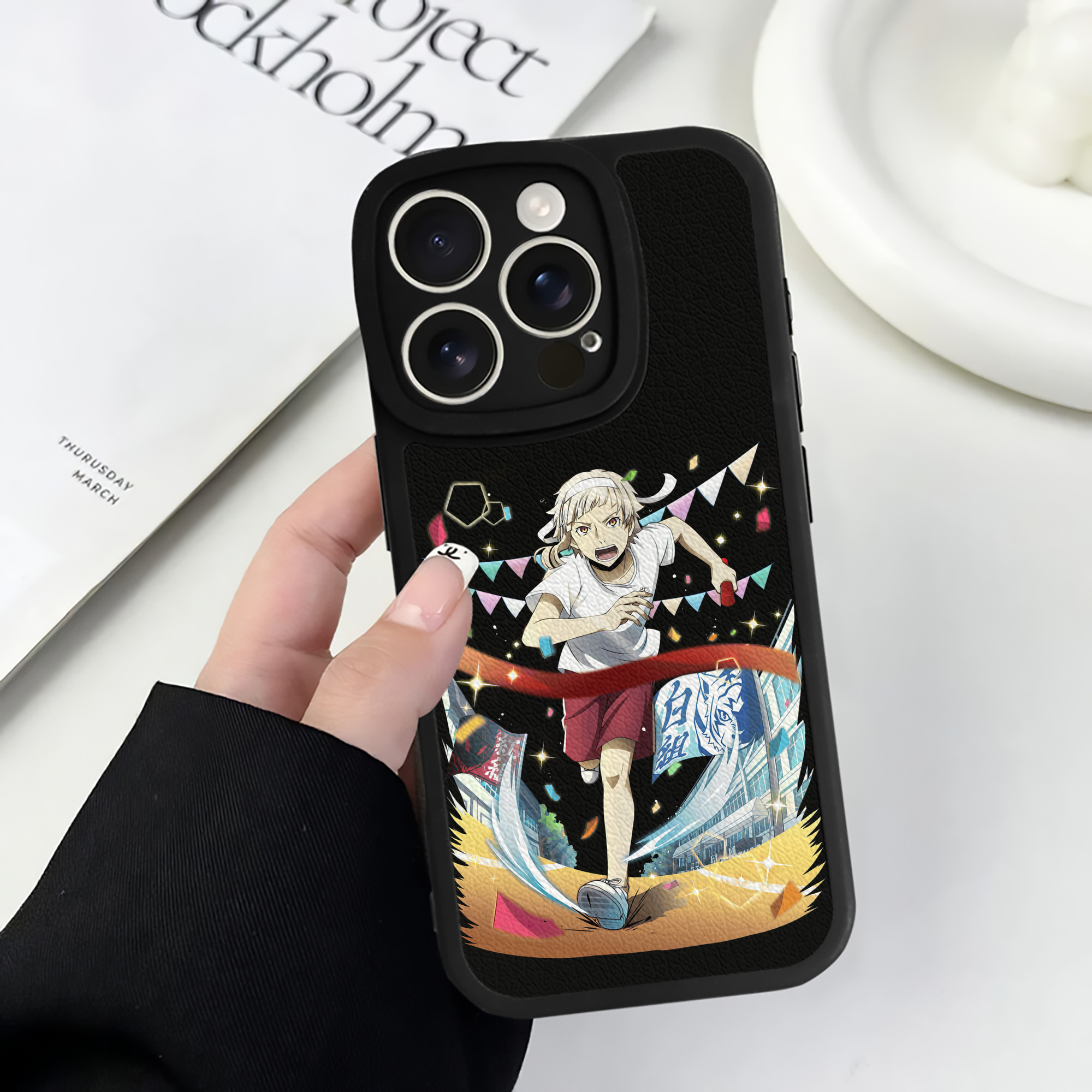 （画像用） 文豪ストレイドッグス Bungo Stray Dogs 【iPhone 16シリーズ対応】シリコンスマホケース（レザー調） 材質：シリコン